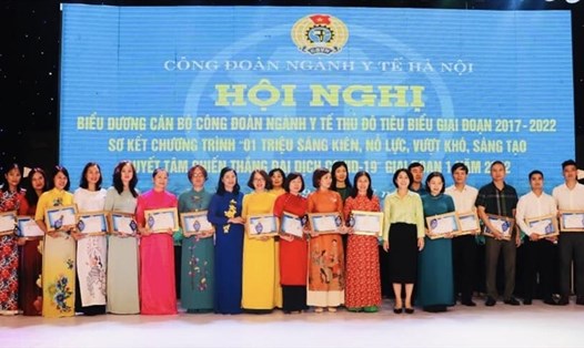 Lãnh đạo Liên đoàn Lao động Thành phố và lãnh đạo Sở Y tế Hà Nội trao khen thưởng cho các cá nhân cán bộ Công đoàn ngành Y tế Thủ đô tiêu biểu. Ảnh: CĐN
