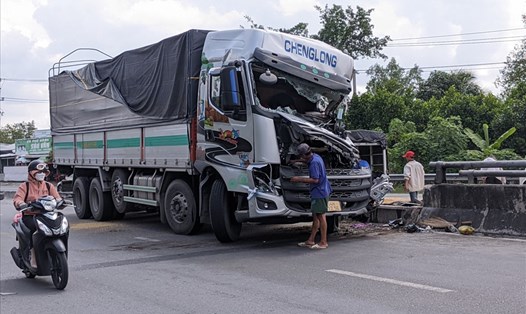 Chiếc xe tải gây tai nạn trên địa phận tỉnh Hậu Giang (ảnh chụp sau khi xe được cẩu lên để tránh ùn tắc). Ảnh: Hùng Phong