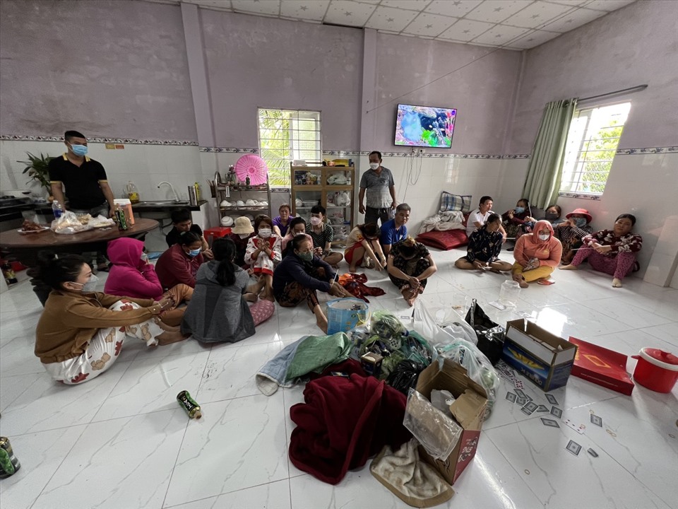 Hiện trường vụ đánh bạc trong căn nhà khóa cửa bị công an phát biện. Ảnh: CACC