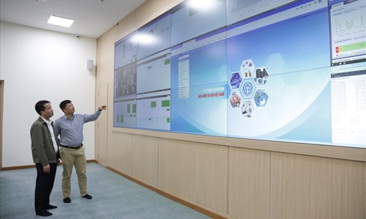 Tổng Giám đốc BHXH Việt Nam Nguyễn Thế Mạnh kiểm tra hoạt động Hệ thống thông tin giám định BHYT của Ngành. Ảnh BH