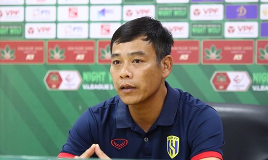 Huấn luyện viên Nguyễn Huy Hoàng của Sông Lam Nghệ An cho biết đội bóng của ông chỉ nghĩ về chức vô địch sau khi lượt đi khép lại. Ảnh: P.T