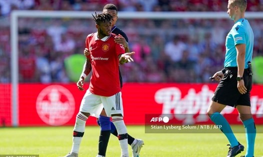 Fred bị đuổi khỏi sân sau tình huống phạm lỗi thô bạo với Morata.  Ảnh: AFP