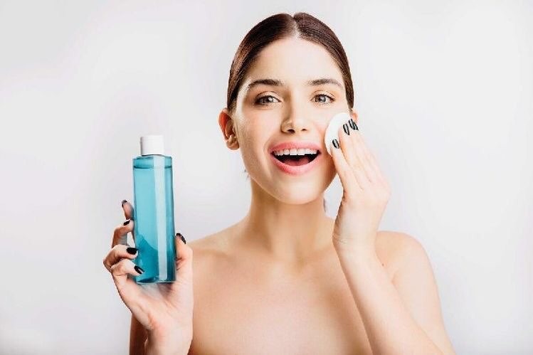 Nước micellar có thể được sử dụng cho cả da và tóc. Ảnh: Pinterest