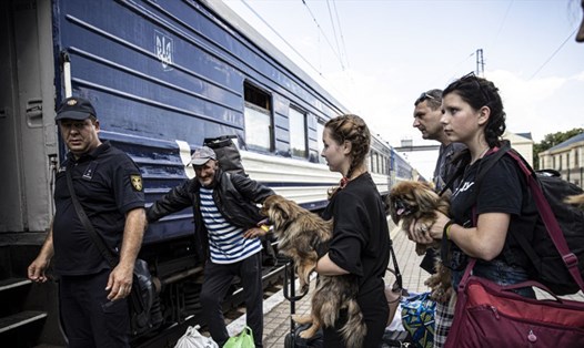Chính quyền Ukraina ra lệnh cho người dân ở Donetsk sơ tán bắt buộc. Ảnh: AFP/Getty