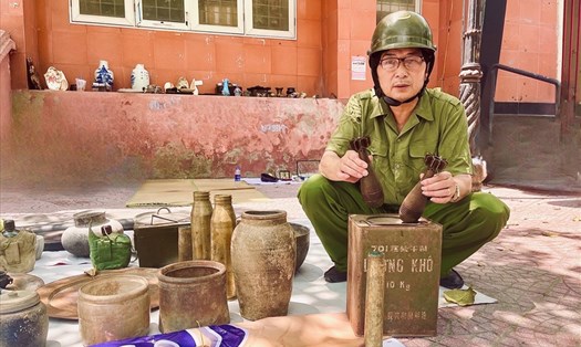 Ông Nguyễn Văn Ngọc (SN 1958) cựu chiến binh trở về từ Campuchia giới thiệu hiện vật thùng lương khô chống đói dùng trong chiến tranh chống Mỹ. Ảnh: MK
