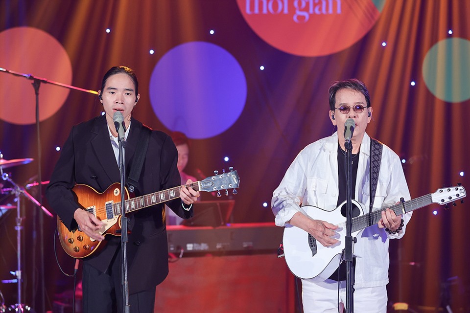 Nhạc sĩ Đức Huy có sự kết hơp ăn ý với ca sĩ trẻ Thịnh Suy trong chương trình "Giao lộ thời gian". Ảnh: NVCC