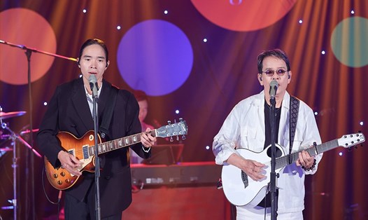 Nhạc sĩ Đức Huy có sự kết hơp ăn ý với ca sĩ trẻ Thịnh Suy trong chương trình "Giao lộ thời gian". Ảnh: NVCC