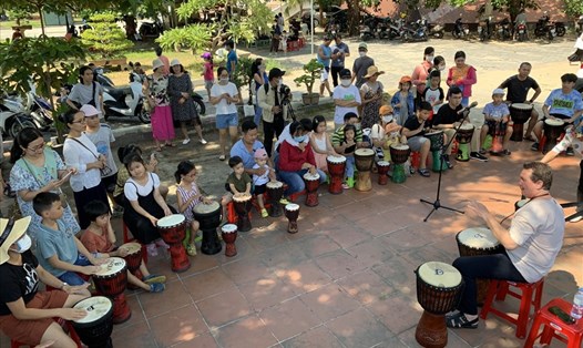 Nhóm nghệ sỹ do nhạc sỹ Diệp Chí Huy, Đà Nẵng, tổ chức hướng dẫn cho thanh thiếu niên chơi trống Djembe tập thể, miễn phí trong không gian Bảo tàng Đà Nẵng. Ảnh: TH