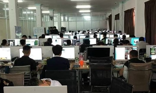 Nhiều nạn nhân người Việt bị lừa sang Campuchia để làm công việc ngồi máy tính chiêu dụ người đánh bạc. Ảnh: NDCC
