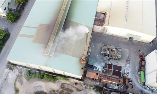 Ống máy nhà máy trong KCN Cái Lân, Hạ Long xả khói ô nhiễm ảnh hưởng tới người dân. Ảnh: Đoàn Quang Hưng