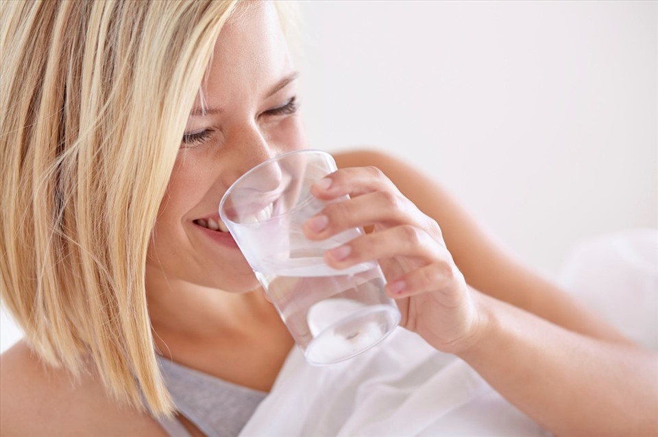 Những lợi ích không ngờ của việc uống nước ngay khi thức dậy