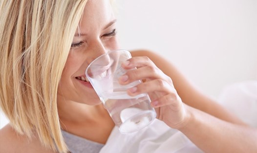 Uống nước ngay khi vừa thức dậy sẽ đem lại nhiều tác động tích cực cho sức khỏe. Ảnh: Xinhua