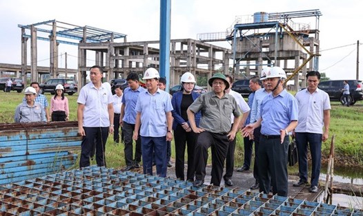 Thủ tướng trực tiếp khảo sát hiện trường khu vực Dự án mở rộng giai đoạn 2 Nhà máy Gang thép Thái Nguyên. Ảnh: Nhật Bắc