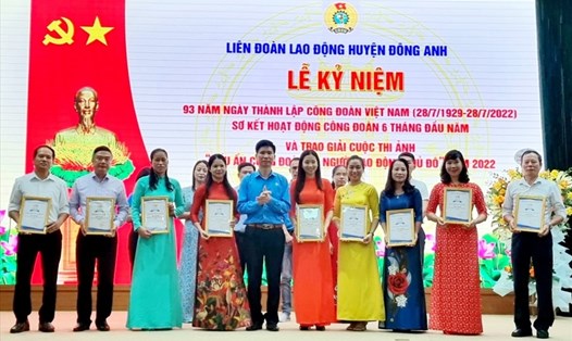 Chủ tịch Liên đoàn Lao động huyện Đông Anh Nguyễn Văn Hoa trao giải cho các tác giả tham gia Cuộc thi. Ảnh: CĐH