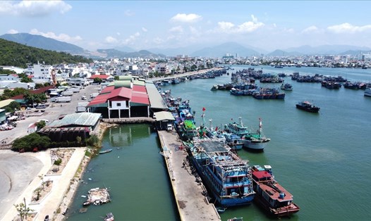 Ngư dân Khánh Hòa ra khơi bám biển sau khi giá nhiên liệu giảm.