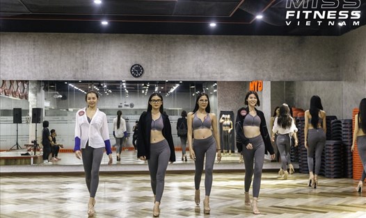 Các thí sinh "Miss Fitness Vietnam 2022" tập luyện cho đêm chung kết. Ảnh: NSCC