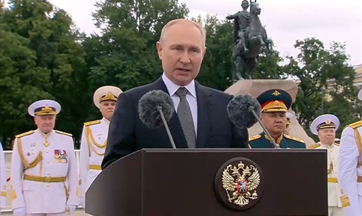 Tổng thống Nga Vladimir Putin dự lễ duyệt binh Ngày Hải quân Nga 31.7. Ảnh chụp màn hình