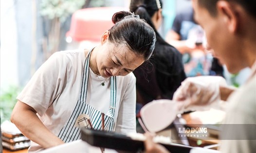 “Tiệm cơm 1k” nấu hàng trăm suất ăn miễn phí cho bệnh nhi ở Hà Nội.