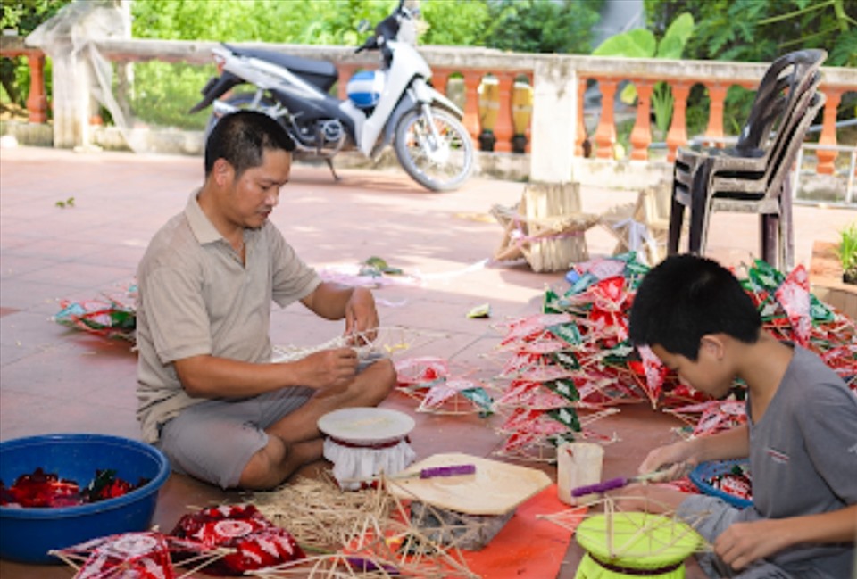 Từ đàn ông đến phụ nữ, người lớn đến trẻ em ở làng nghề Báo Đáp (tỉnh Nam Định) đều có thể tham gia làm đèn ông sao. Ảnh: V.M