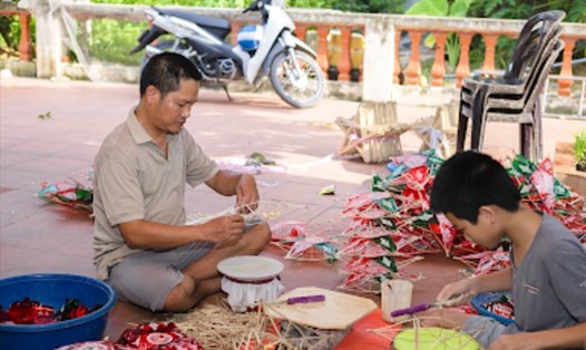Từ đàn ông đến phụ nữ, người lớn đến trẻ em ở làng nghề Báo Đáp (tỉnh Nam Định) đều có thể tham gia làm đèn ông sao. Ảnh: V.M