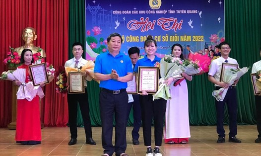 Đại diện lãnh đạo LĐLĐ tỉnh Tuyên Quang trao phần thưởng cho cán bộ công đoàn xuất sắc. Ảnh: CĐTQ