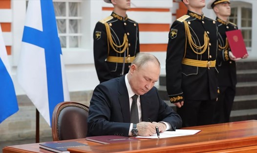 Tổng thống Vladimir Putin ký sắc lệnh phê chuẩn Học thuyết Hải quân Nga sửa đổi. Ảnh: Sputnik