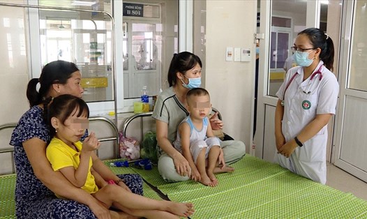 Trung bình mỗi ngày, Khoa Truyền nhiễm, Bệnh viện Sản Nhi tỉnh Ninh Bình tiếp nhận hơn 10 bệnh nhi vào nhập viện do mắc cúm A. Ảnh: NT