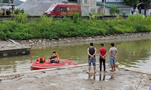 Lực lượng chức năng tìm kiếm thi thể cháu bé đuối nước ở cống Trường Sơn, An Lão, Hải Phòng. Ảnh: CTV