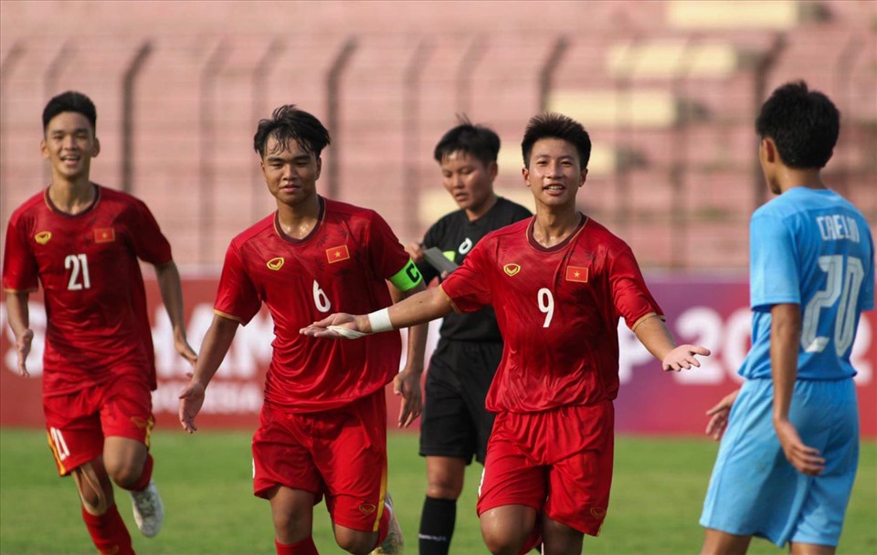 U16 Việt Nam thắng đậm U16 Singapore trong thế thiếu người