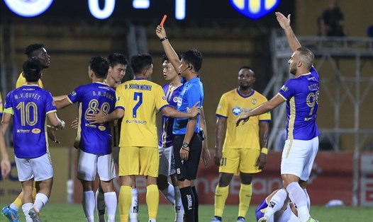 Bước ngoặt của trận đấu đến từ tình huống tiền đạo Olaha nhận thẻ đỏ trực tiếp khiến Sông Lam Nghệ An thua ngược câu lạc bộ Hà Nội. Ảnh: Minh Dân