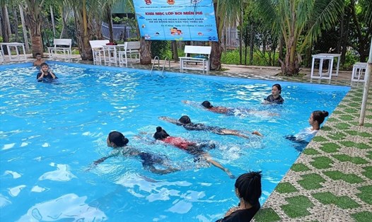 Thầy Hải tổ chức các lớp dạy bơi miễn phí cho trẻ em nghèo ở vùng sâu, vùng xa của huyện Cư M'gar, tỉnh Đắk Lắk. Ảnh: Trung Dũng