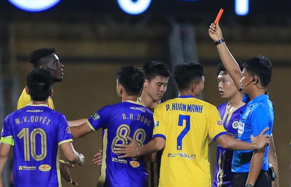 HLV Nguyễn Huy Hoàng: "Trọng tài nên xem lại tình huống thẻ đỏ"