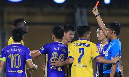 Tình huống Olaha nhận thẻ đỏ trận Hà Nội FC - Sông Lam Nghệ An. Ảnh: Minh Dân
