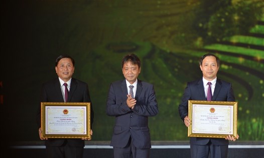 Ông Hoàng Đạo Cương - Thứ trưởng Bộ VHTTDL trao Bằng Chứng nhận 2 di sản văn hóa phi vật thể quốc gia cho lãnh đạo và nhân dân tỉnh Hòa Bình. Ảnh: Khánh Linh