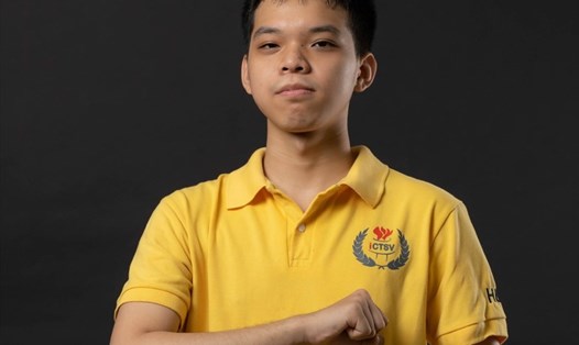 Nguyễn Duy Phong – sinh viên năm 2 ngành Khoa học Máy tính Trường Đại học Bách khoa Hà Nội giành huy chương Vàng tại cuộc thi Vô địch Tin học Văn phòng thế giới. Ảnh: NVCC