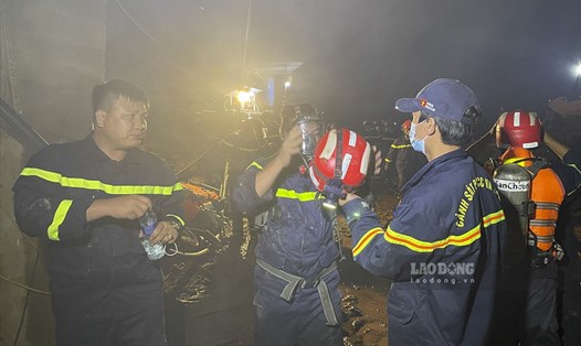 Các lực lượng tìm kiếm cứu nạn làm việc xuyên đêm tìm kiếm công nhân mắc kẹt trong hầm thủy điện. Ảnh: Mắn On