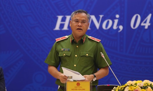 Thiếu tướng Nguyễn Văn Long - Thứ trưởng Bộ Công an trả lời tại họp báo. Ảnh: P.Đ