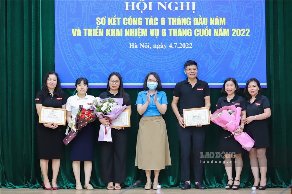 Bà Vũ Thị Giáng Hương – Uỷ viên Đoàn Chủ tịch, Trưởng ban Tuyên giáo (Tổng Liên đoàn Lao động Việt Nam) (đứng giữa) trao Bằng khen của Công đoàn Viên chức Việt Nam tới tập thể Ban chấp hành Công đoàn cơ sở Báo Lao Động và 2 cá nhân. Ảnh: Tô Thế