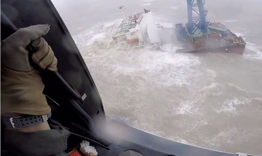 Cần cầu nổi bị chìm khi đang neo đậu tránh bão Chaba ở Dương Giang, Quảng Đông, Trung Quốc ngày 2.7. Ảnh: GFS