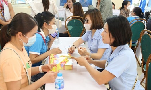 Để có nguồn lao động, các DN trên địa bàn Hà Nội thường xuyên tham gia phiên giao dịch việc làm.