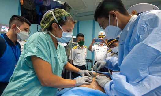 Các bác sĩ Mỹ và đối tác thăm khám bệnh nhân ở Việt Nam. Ảnh: USNS MERCY T-AH 19