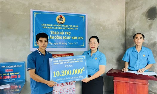 Anh Nguyễn Việt Tư - giáo viên Trường THCS Long Xuyên (Phúc Thọ) - nhận hỗ trợ kinh phí xây nhà Mái ấm Công đoàn. Ảnh: CĐH