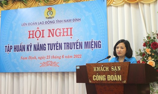 Phó Chủ tịch LĐLĐ tỉnh Nam Định Bùi Ánh Nguyệt phát biểu tại Hội nghị tập huấn kỹ năng tuyên truyền miệng. Ảnh: CĐNĐ
