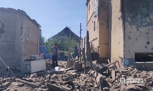 Nhà cửa bị phá huỷ ở Bakhmut, tỉnh Donetsk, Ukraina trong bức ảnh ngày 2.7.2022. Ảnh: Cảnh sát Quốc gia Ukraina