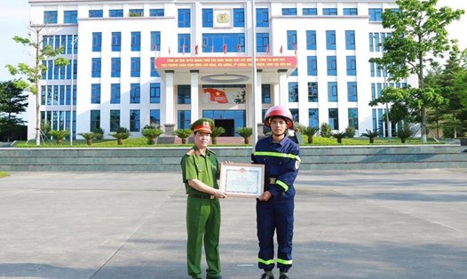 Lãnh đạo Công an tỉnh Tuyên Quang tặng bằng khen cho binh nhì Quan Ngọc Hoàng. Ảnh: CATQ