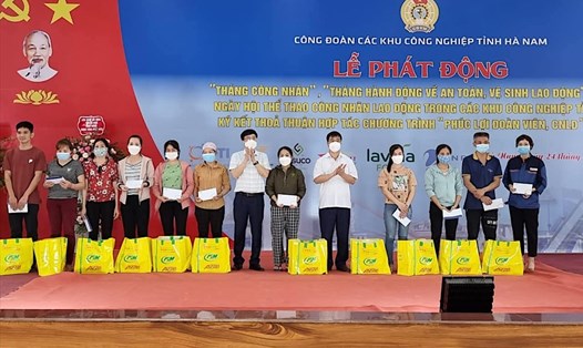 Lãnh đạo LĐLĐ tỉnh Hà Nam tặng quà đoàn viên có hoàn cảnh khó khăn. Ảnh: CĐHN