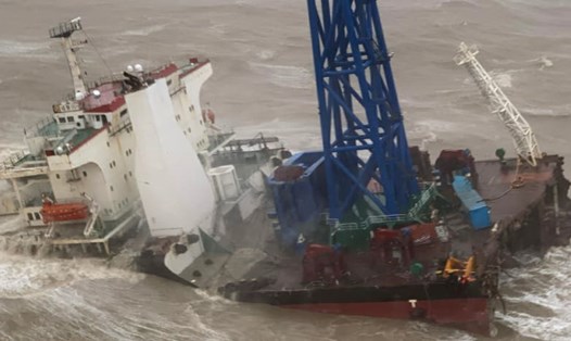 Tàu Hong Kong bị đánh gãy đôi ở Biển Đông trong bão Chaba. Ảnh: AFP