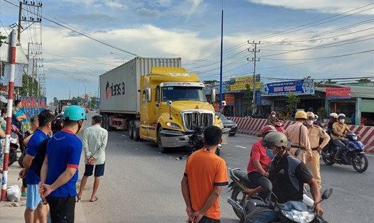 Hiện trường vụ xe máy chạy ngược chiều đối đầu với container khiến 2 người nguy kịch.