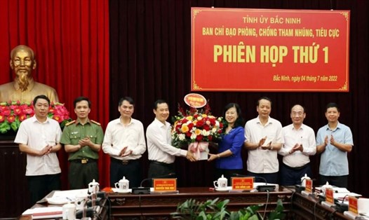 Phó Trưởng Ban Nội chính Trung ương Nguyễn Thái Học tặng hoa chúc mừng Ban Chỉ đạo phòng, chống tham nhũng, tiêu cực tỉnh Bắc Ninh.