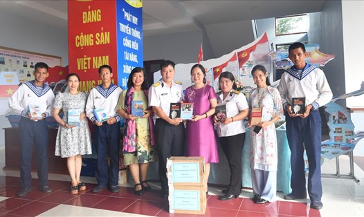 TS. Vũ Dương Thúy Ngà (thứ tư từ phải qua) và bà Lê Thị Thanh Thủy, Giám đốc Thư viện tỉnh Kiên Giang (thứ tư từ trái qua) trao tặng sách cho cán bộ, chiến sĩ Vùng 5 Hải quân. Ảnh: V5HQ